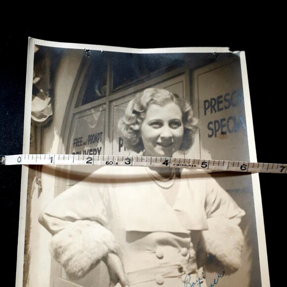 VINTAGE!!! Old 1932 Woman in Photograph waiting for her "Danny Boy" anxiously - Picture 6 of 6